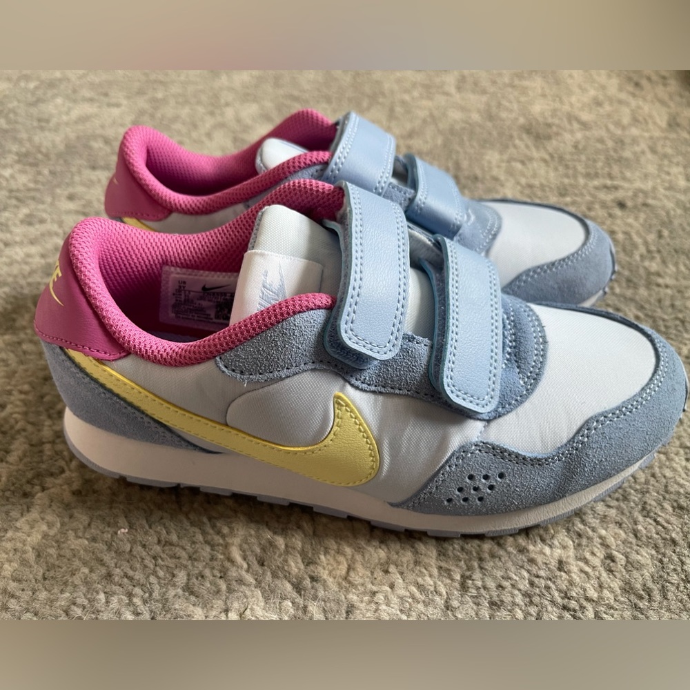 Brand new never worn little girls, Nike sneaker, size 3